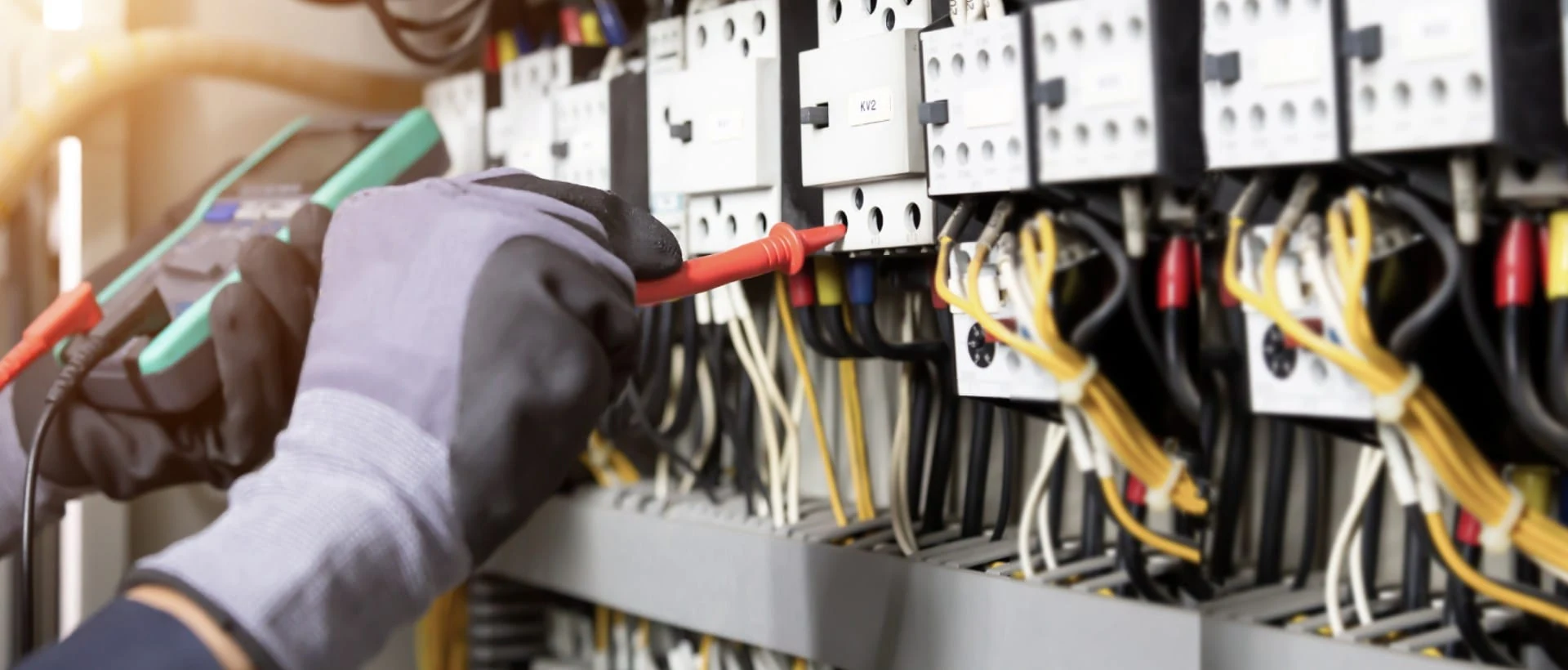 Elektriker arbetar med elinstallation