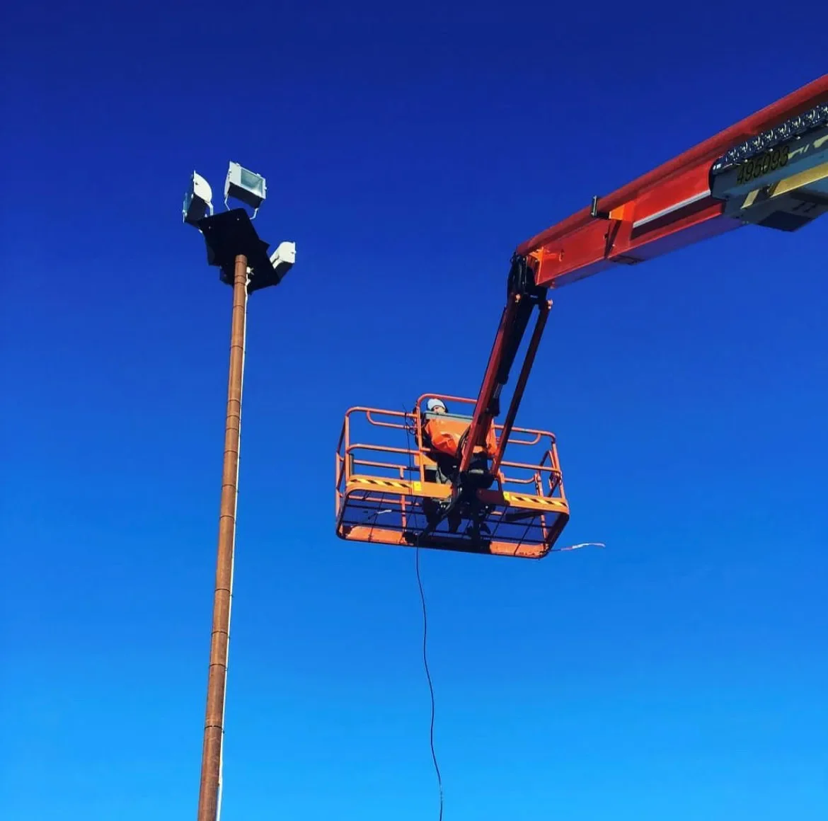 Höghöjdsarbete med lift vid elanläggning